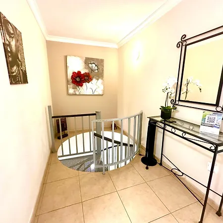 Apartment Charming 3 Bedroom *